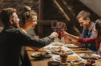 Como arrumar uma mesa de jantar: decoração simples, enfeites e mais!