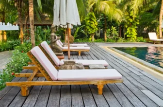 Piscinas com deck: os tipos, como a de madeira e muito mais!